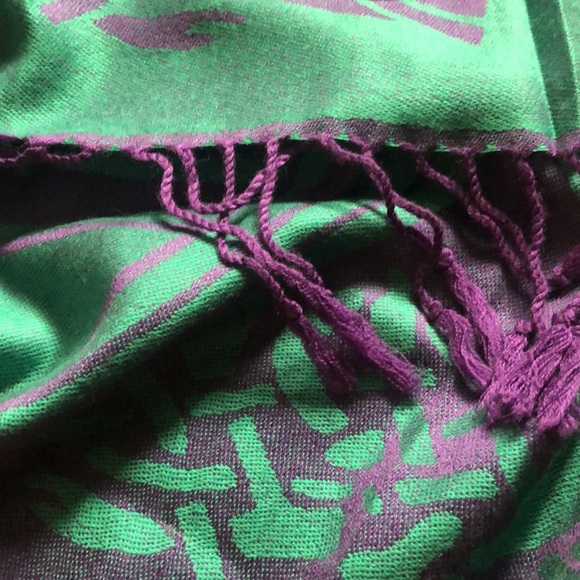 wool elegant Irish Celtic knot shawl. Artisan made - Picture 4 of 11